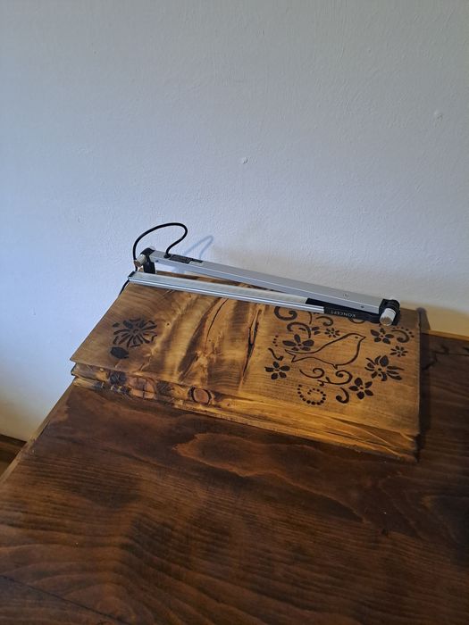 Лампа с фрезирана чамова основа и лампа с  орехова шайба .