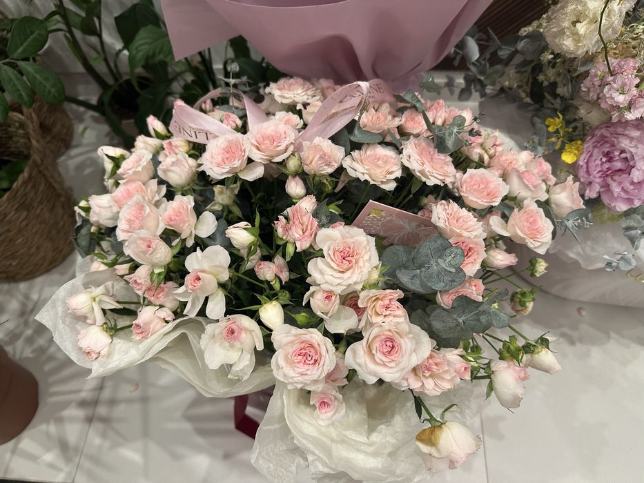 Букет из розовых кустовых роз