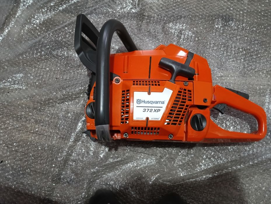 Schimb sau vând  Husqvarna 372 XP-XTORQ că nouă