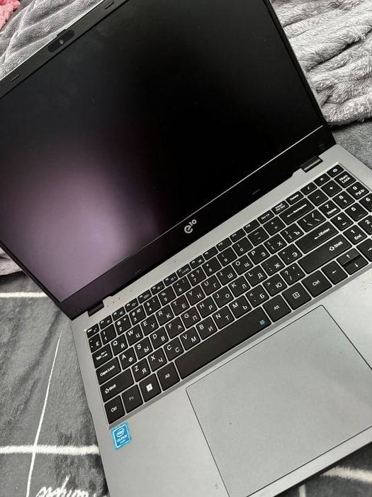 Продам абсолютно новый ноут,комплект полный для будущего ученика,