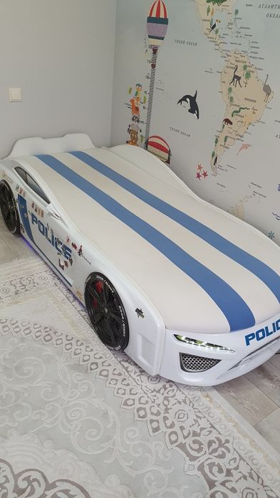 Детская кровать в форме машинки