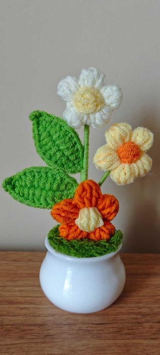 Плетени цветя в малка саксийка