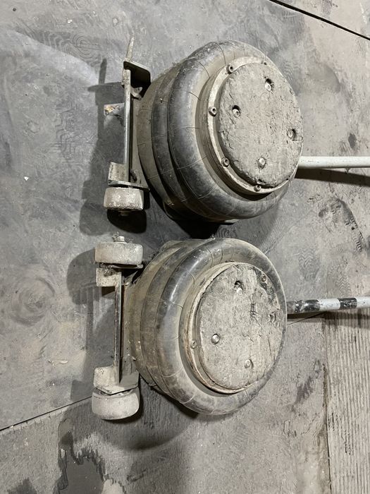 Продам воздушный домкракт 2шт