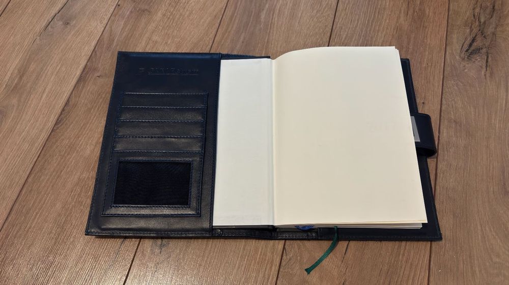 Agendă Petrom – copertă tip piele, cu capsă și spațiu cărți de vizită