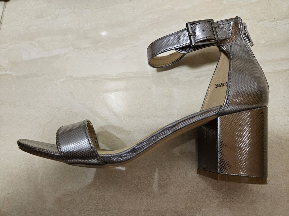 Sandale cu toc 6cm din piele argintie, 37, stare ff buna