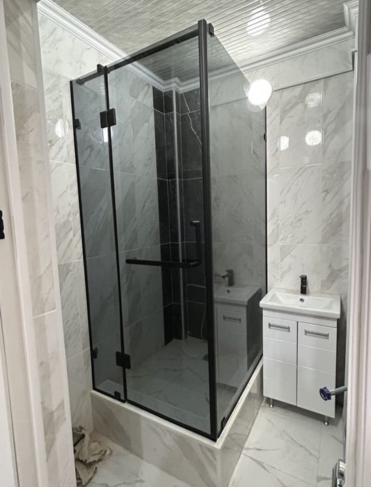 Стеклянные душевые перегородки