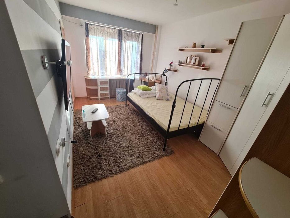 Inchiriez apartament o camera zona centrala