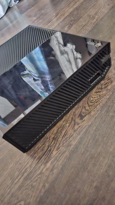 Xbox one с оригинална кутия и безжичен джойстик