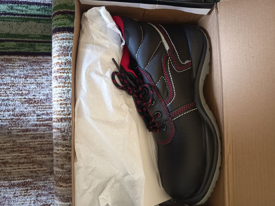 Продавам обувки работни