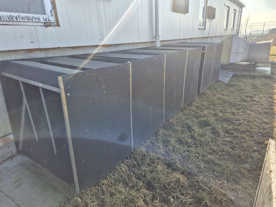 Vând hrănitor porci