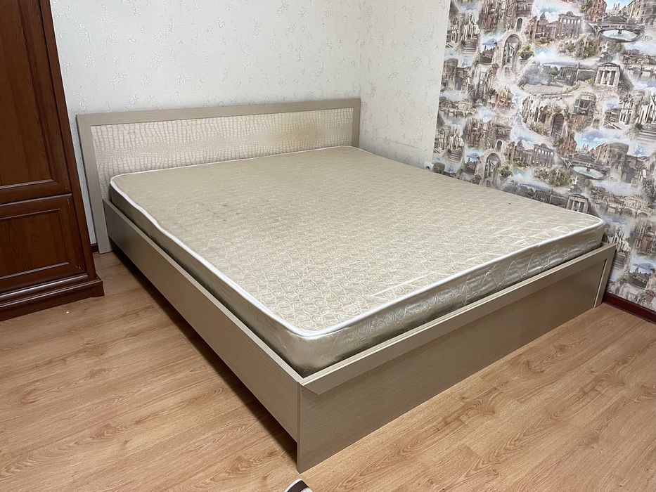 Двуспальная кровать с матрасом