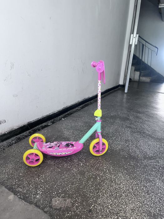 Vand 2 masinute si o trotineta