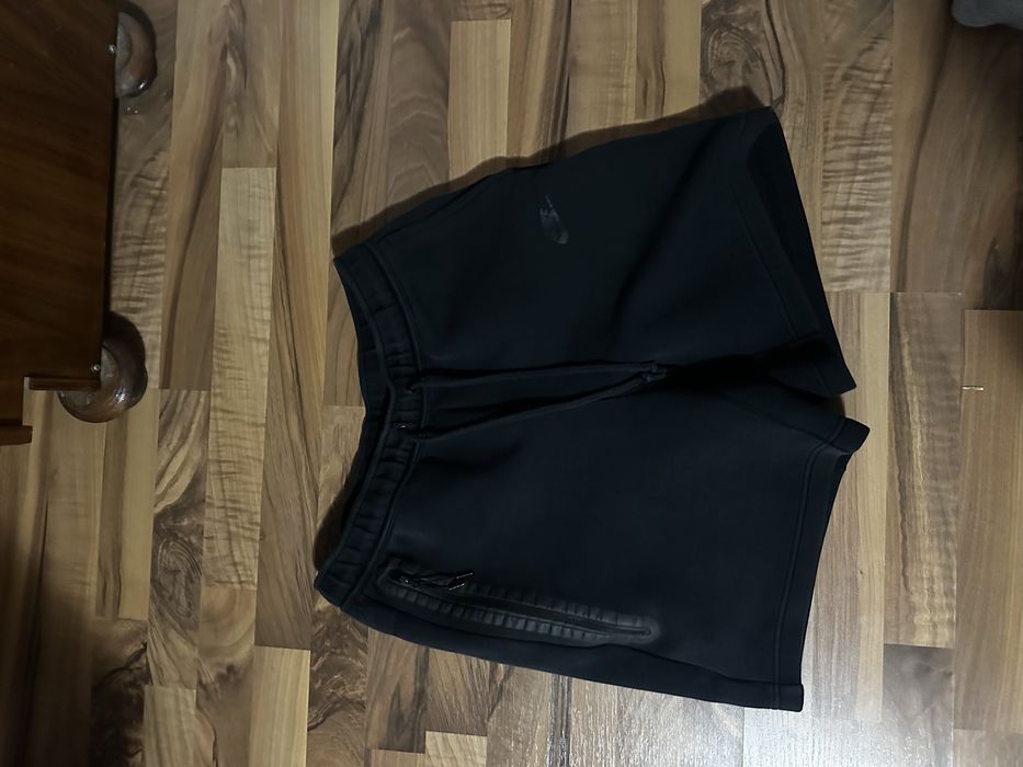 Vând Pantaloni Scurți Nike Tech Fleece