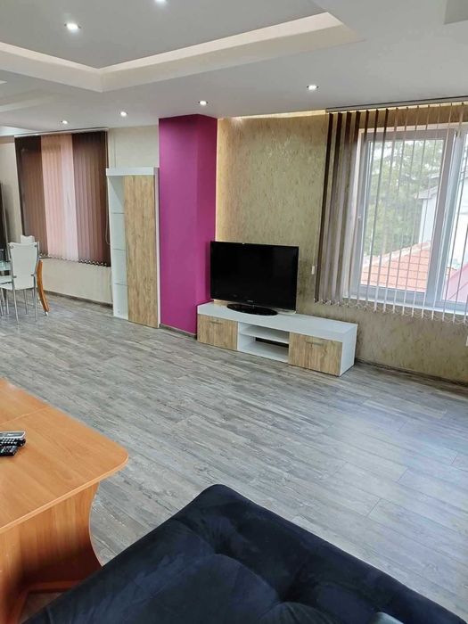 Обширен 100 кв.м. двустаен апартамент под наем в "Сухата река"