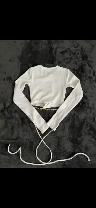 Bershka crop top с дълъг ръкав