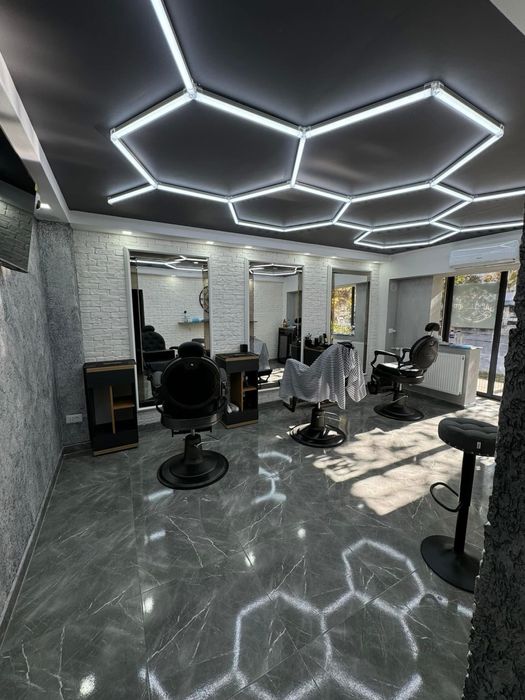 închiriez scaun/post frizerie