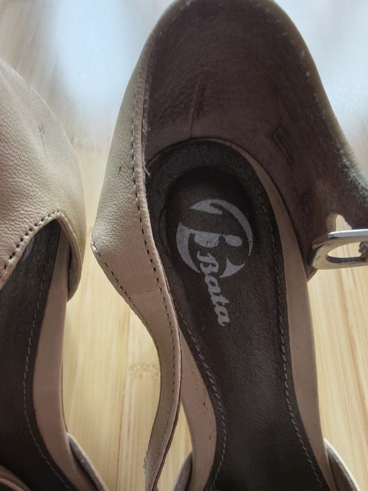 Vând sandale piele culoare,crem,mărimea 37.