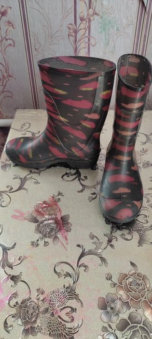 Продам резиновые сапожки для девочки!!