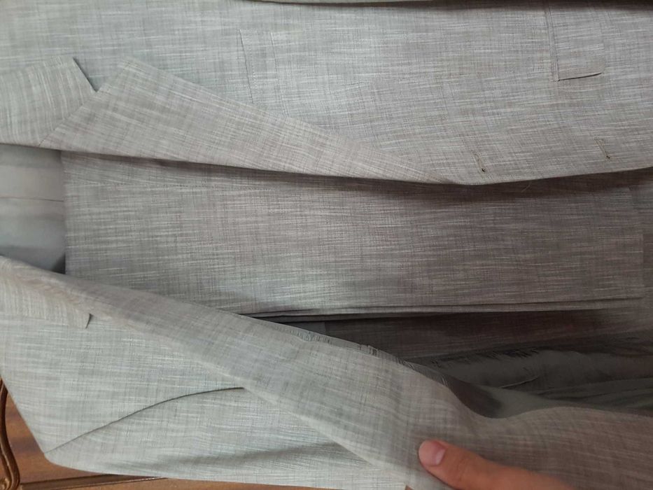 Продавам мъжки костюм