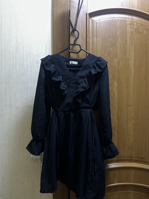 Черное платье с рюшами