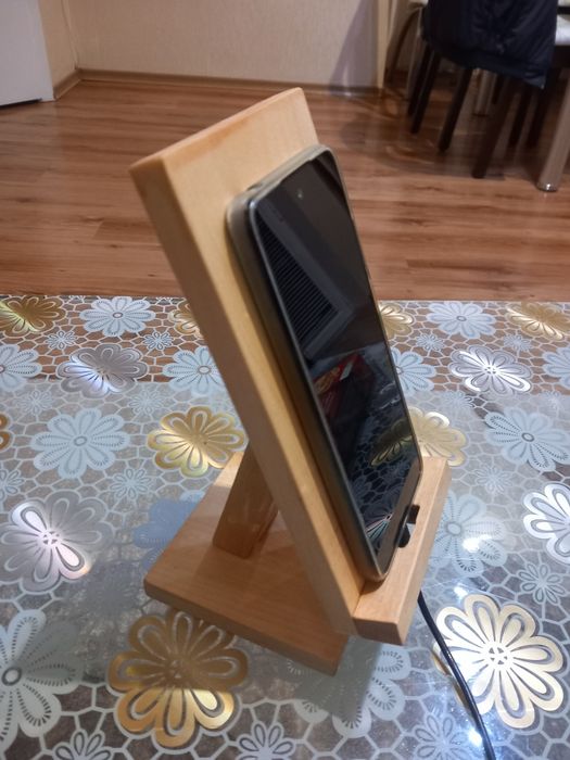 Продавам дървена масичка