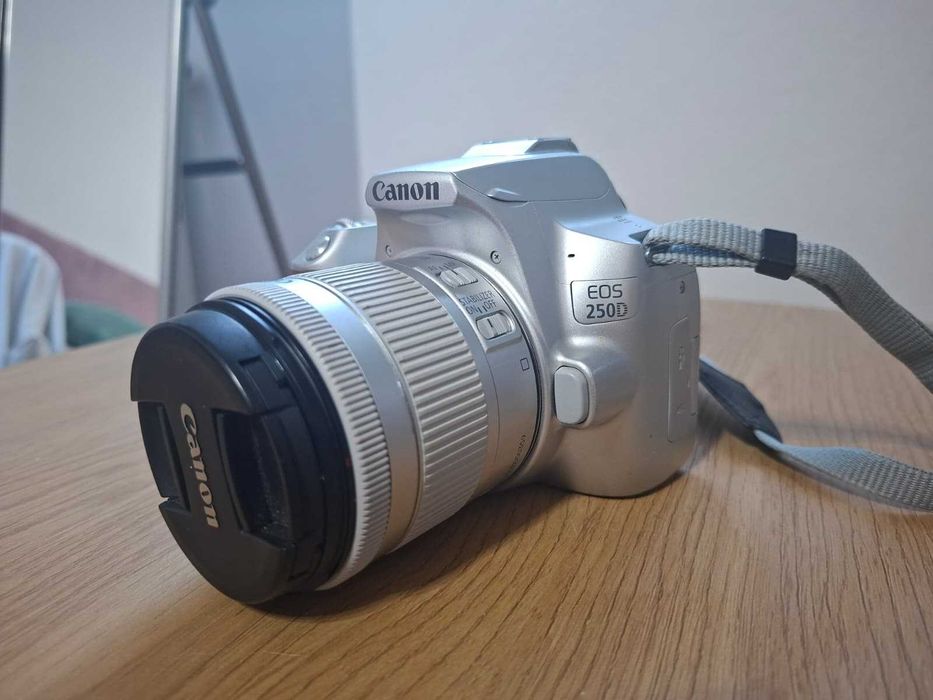 Aparat foto Canon EOS 250D + accesorii