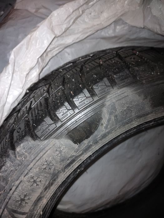 Продам зимние шины с шипами