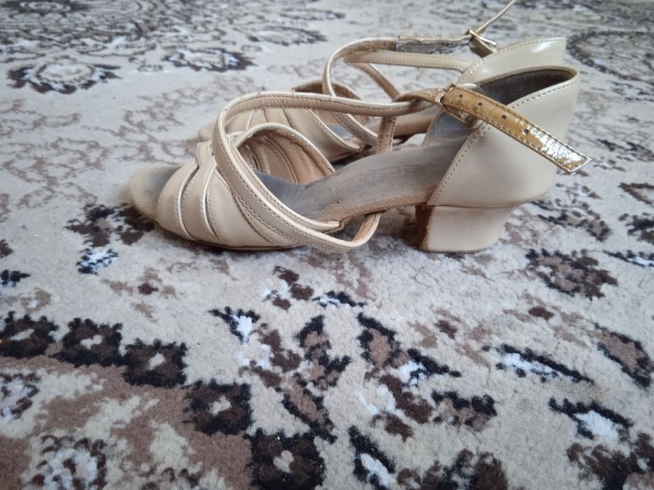 Продам бальные туфли.