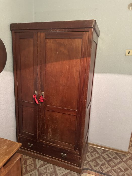 Вместительный деревянный шкаф
