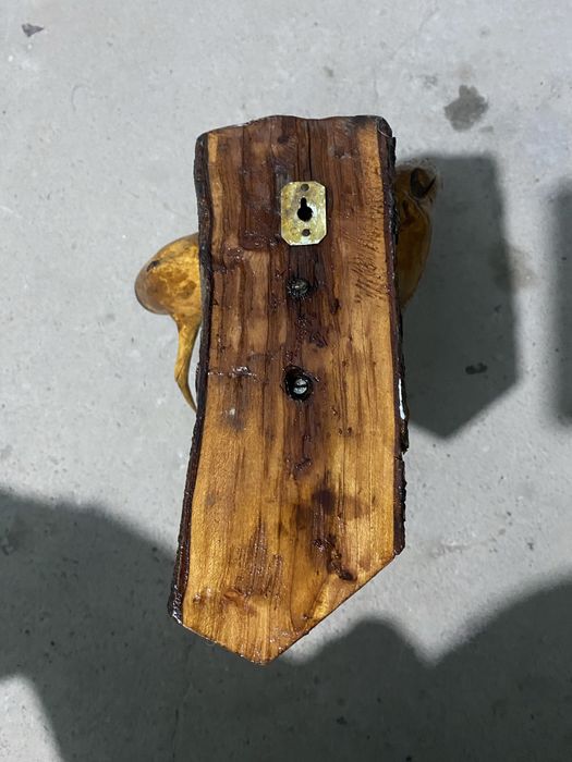 Скульптура рога из дерева