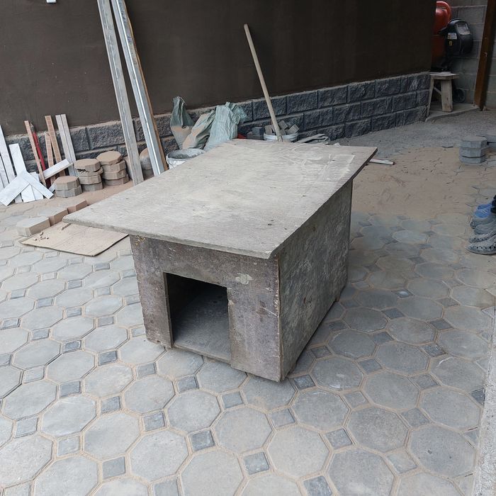 Будка для собаки деревянная.