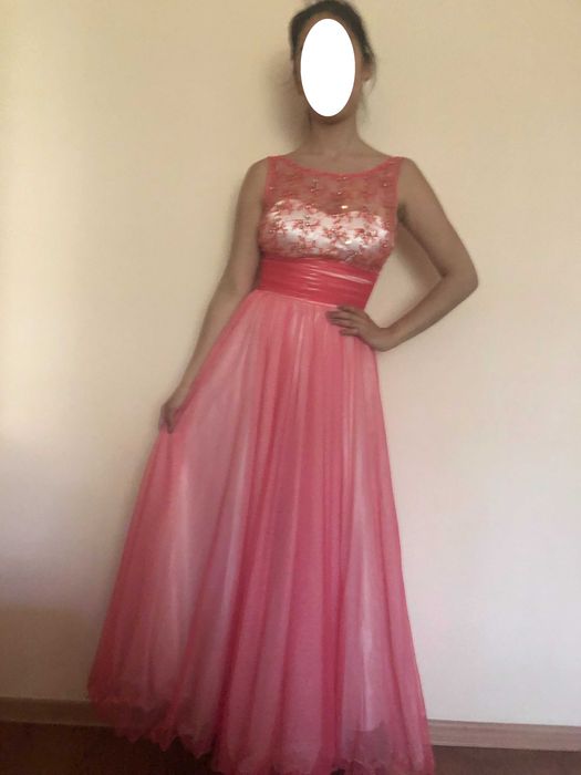 Платье вечернее  украшена стразами