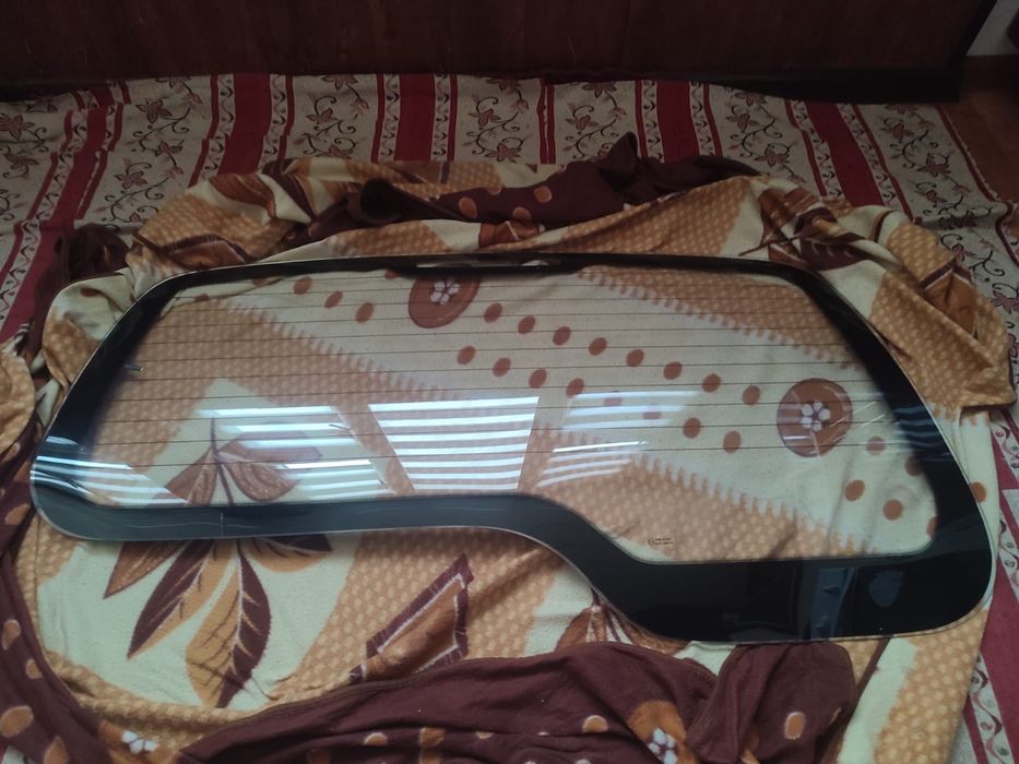 Продается задний стекло новый