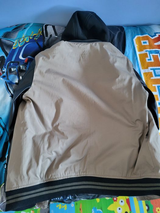 Оригинално яке на Guess размер М