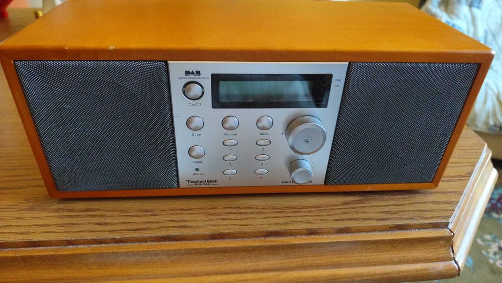 Radio digital TehniSat cu DAB - incinta de lemn !