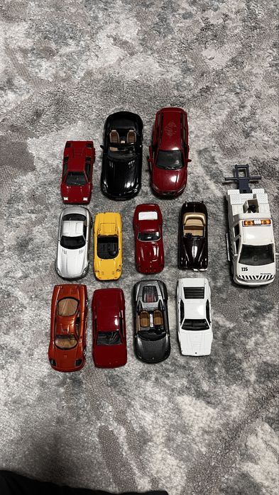 Vand 12 masinute de jucarie (modele mari)pentru colectionat sau jucat
