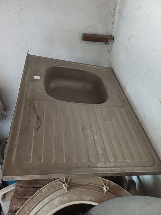 Кухонная мойка вся целая