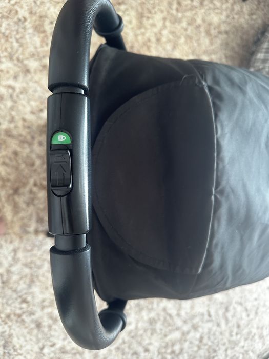 Чёрная прогулочная коляска