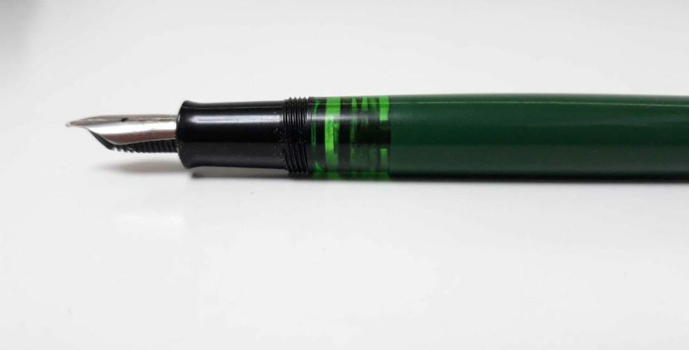 Stilou Pelikan M150, verde si negru
