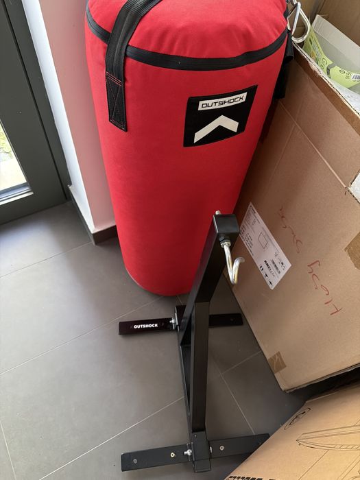 Sac de box Outshox 16kg cu suport de perete