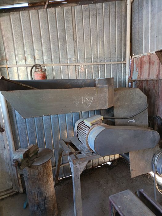 Moară de măcinat porumbul sau de făcut din porumb malai