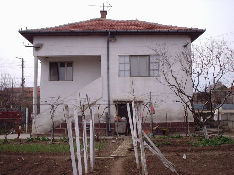 Къща двуетажна с двор