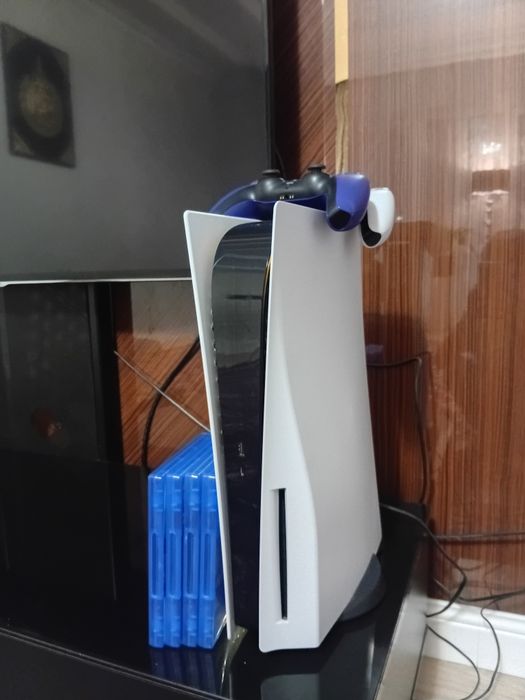 Playstation 5 продается вместе с 4 дисками