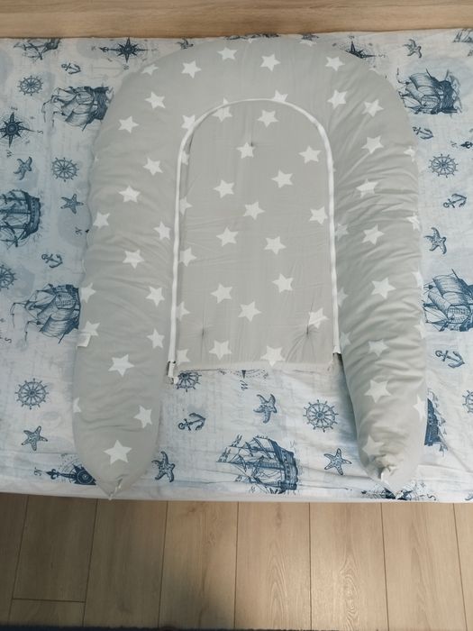 Бебешко гнездо, двулицево