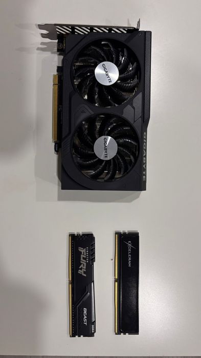 Vând placa video + memorie ram+ monitor