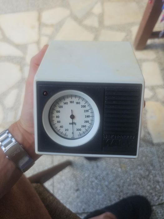 Съветски електронен апарат за кръвно налягане „Електроника ИАД-1“ (1989 г.)