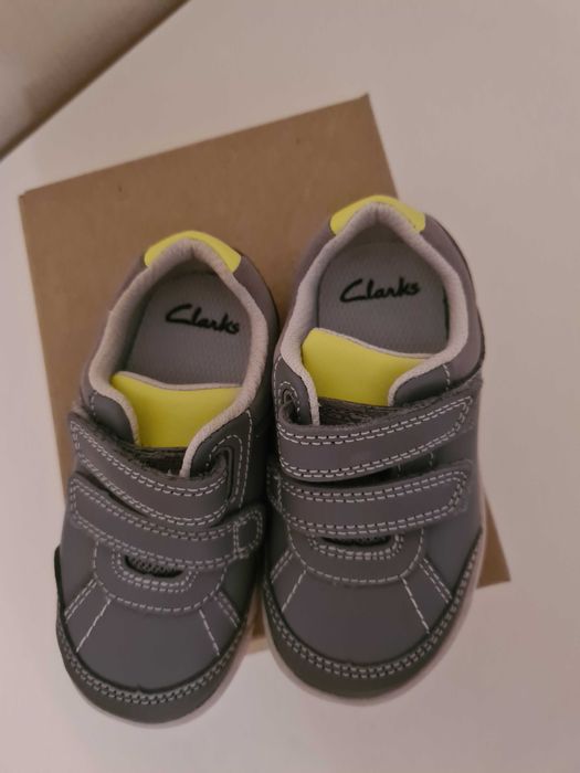 Papuci copii Clarks noi