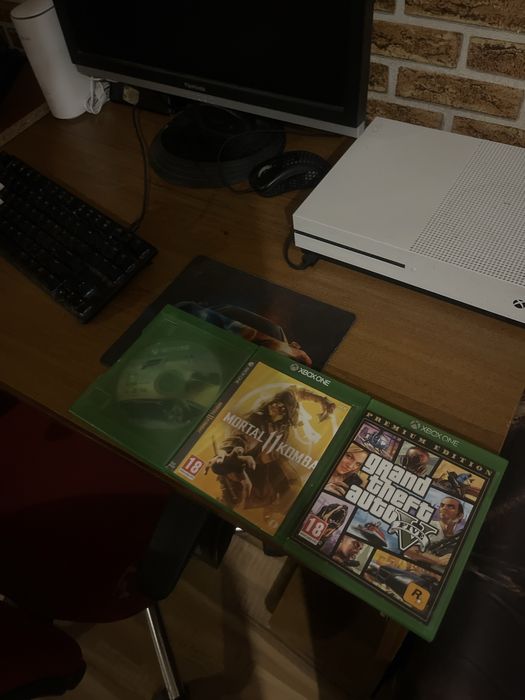 Продавам xbox one s 1TB