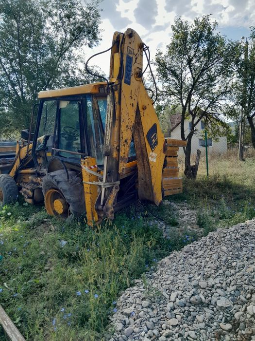 Dezmembrez buldoexcavator jcb