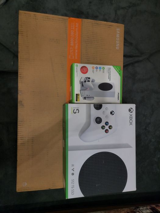 Продам Xbox Series S 512ГБ SSD + 2 геймпада, подставка и тд.